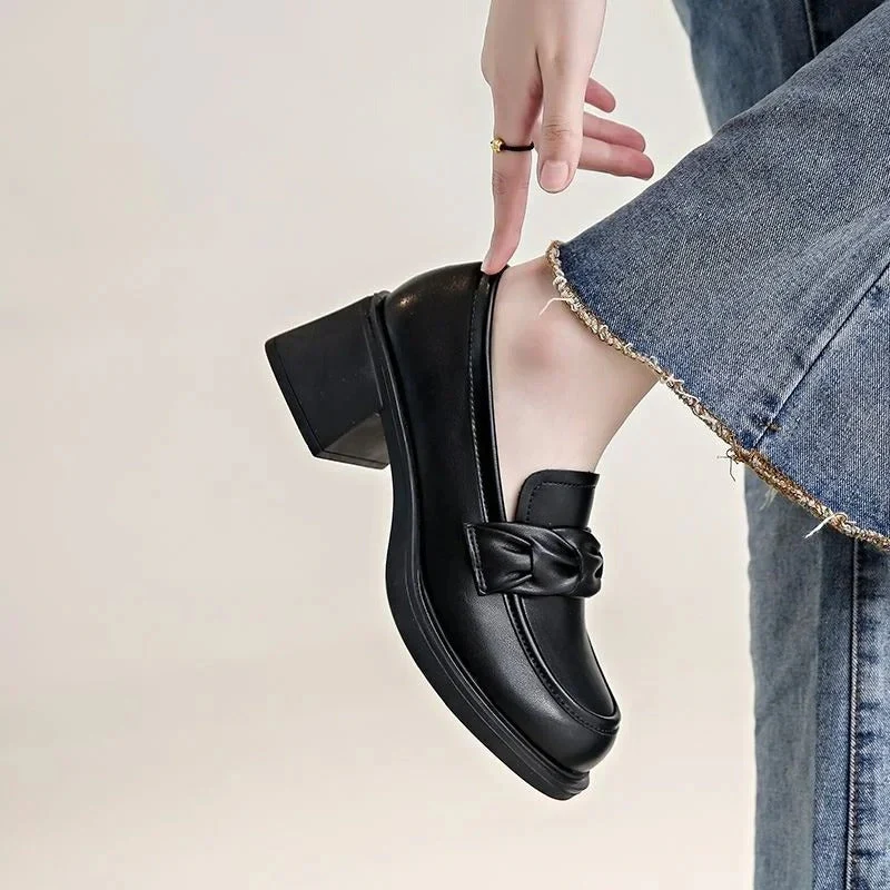 Elegant women's shoes with square heel – Seraphina - Image 3