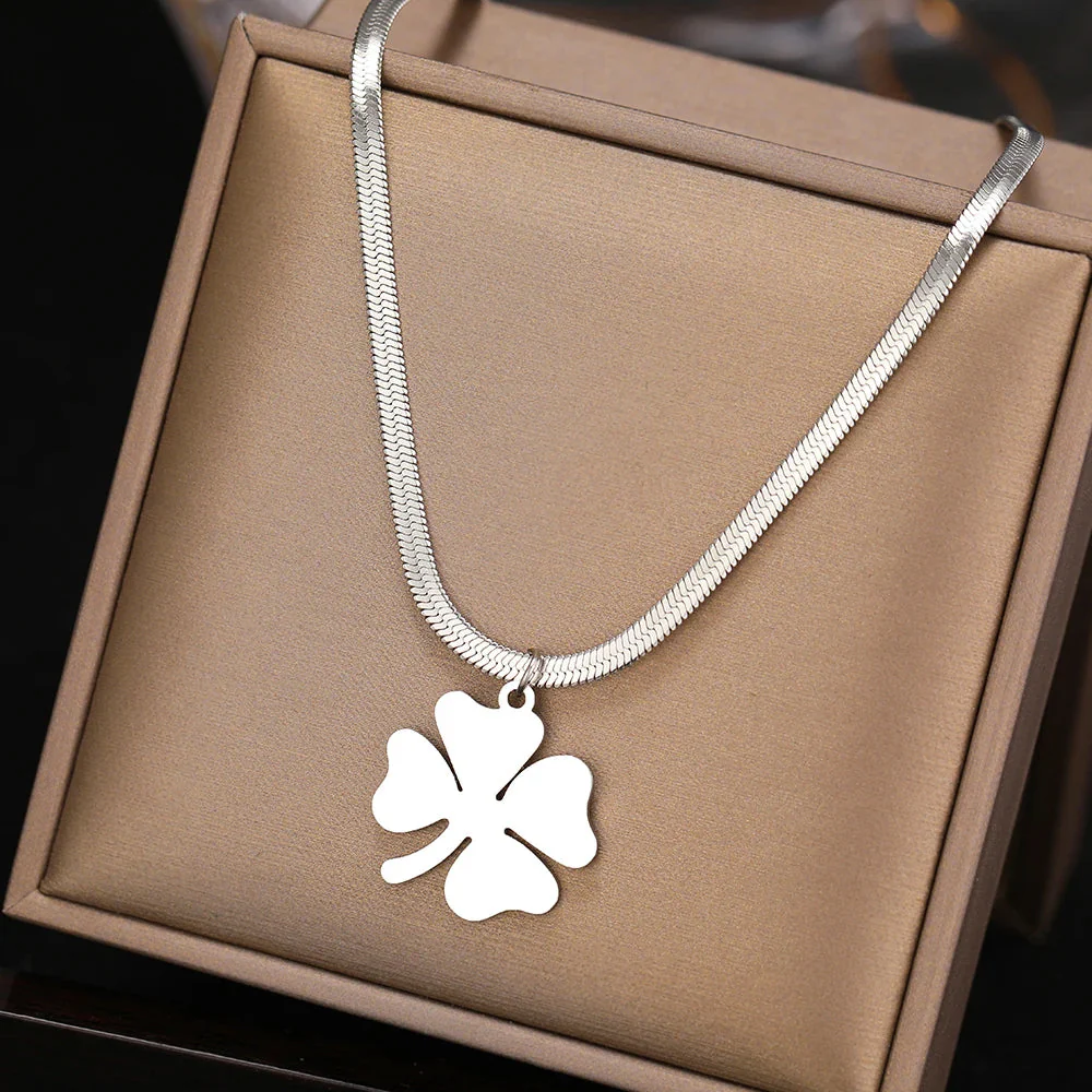 Classic Clover Pendant | Elegant Jewellery Piece - Image 2